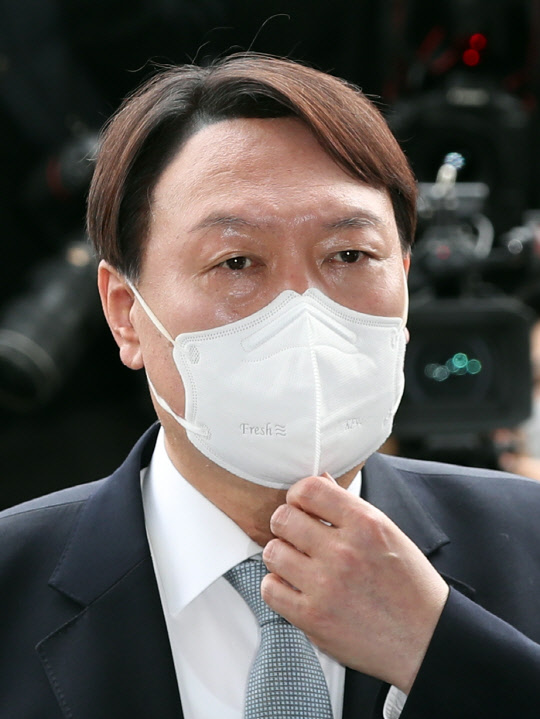 윤석열 검찰총장. 사진은 지난 4일 서울 서초구 대검찰청에서 전격 사의를 밝히는 모습. 연합뉴스.